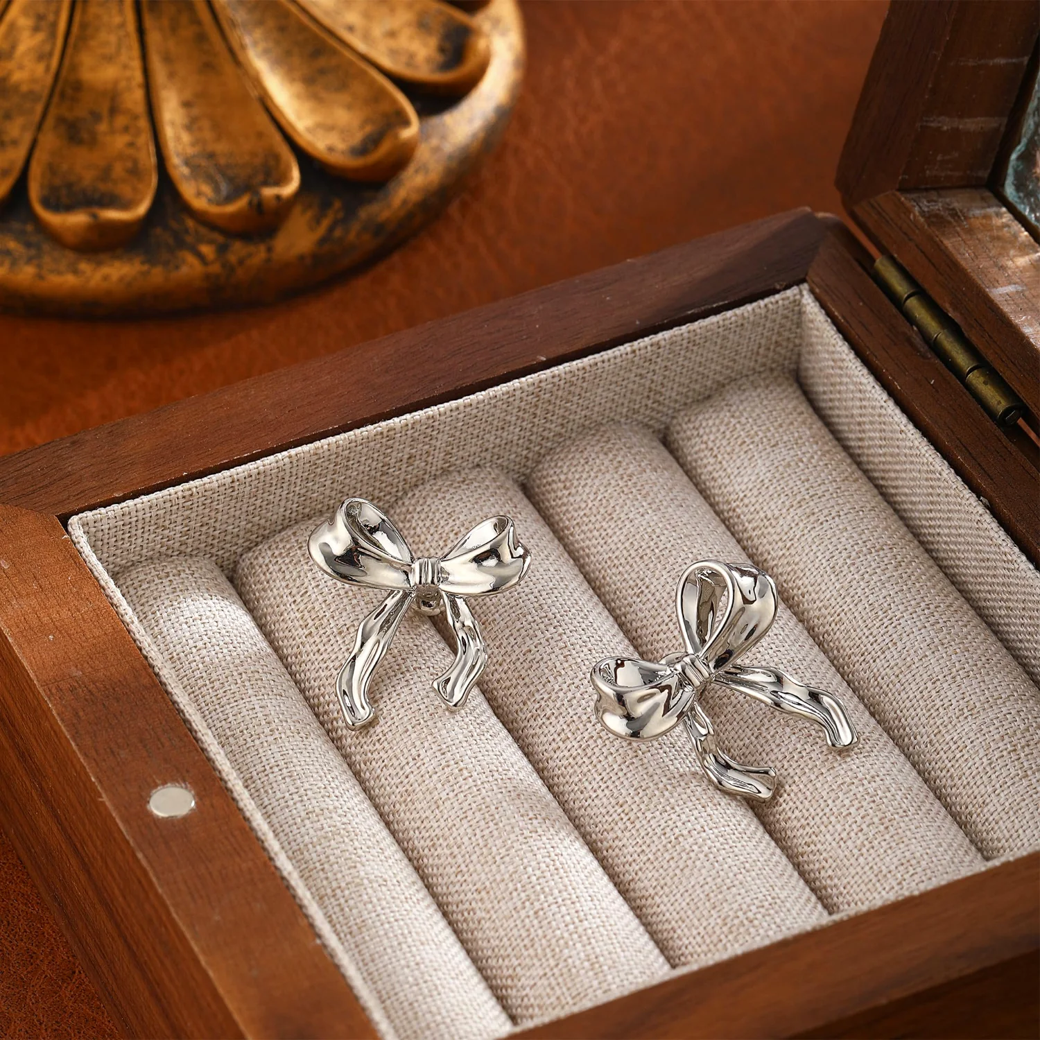 CAROVO Bow Stud Earring Set, Bow stud · Silver