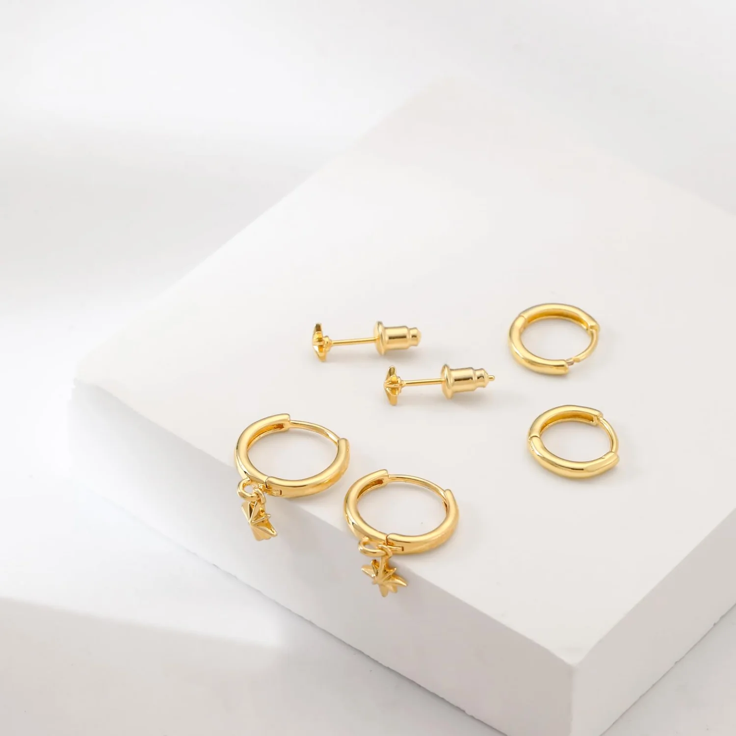 CAROVO Star Huggie Hoop Set